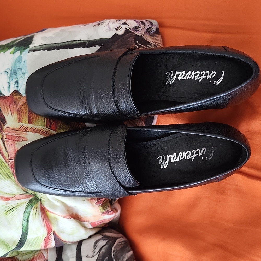 Shoes - Picture 7 of 8